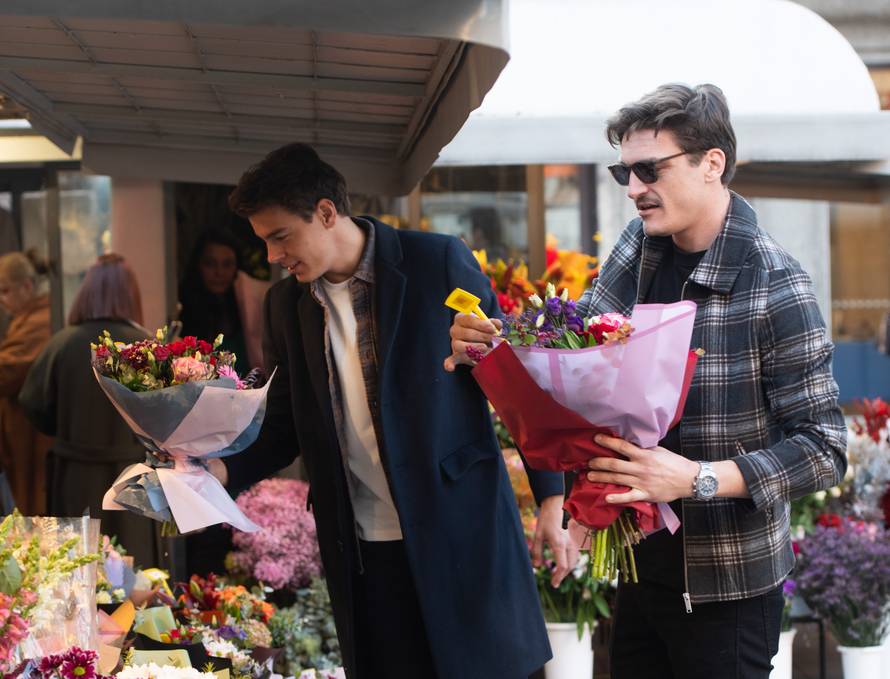 Za koga li su buketi? Marko i Nikola iz 'Divljih pčela' popili kavu pa kupili divno cvijeće