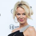 Pamela Anderson pozirala gola uz kamin: Nosila jedino štikle...