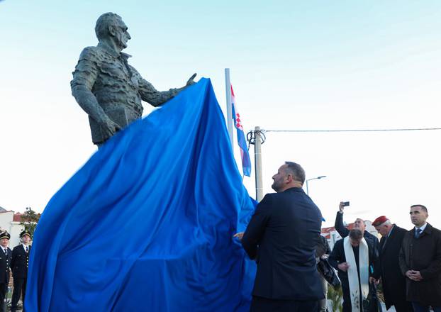 Podstrana: Predsjednik Vlade Andrej Plenković na svečanosti otkrivanja spomenika dr. Franji Tuđmanu