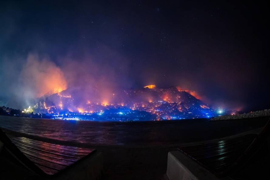 Omiš:  Pogled na Omiš sa ušća Cetine. 