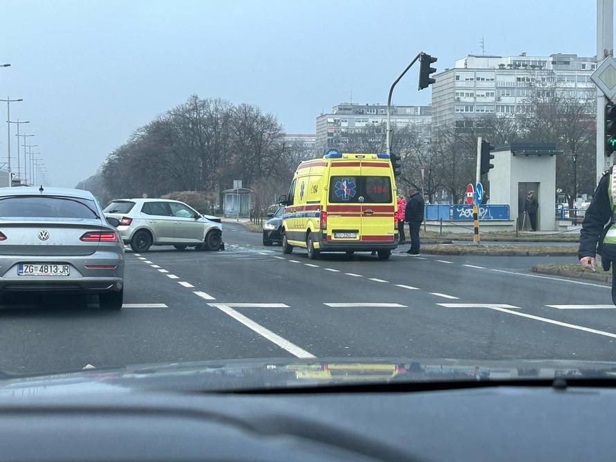 FOTO Krš i lom u Zagrebu: Dvoje ozlijeđeno u prometnoj nesreći