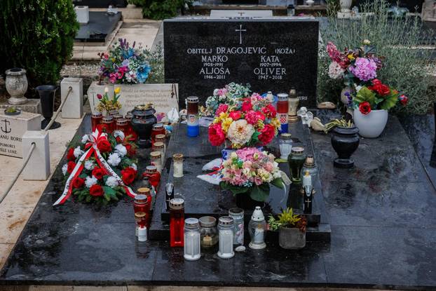 Vela Luka: Polaganje vijenaca na grobu Olivera Dragojevića povodom godišnjice smrti