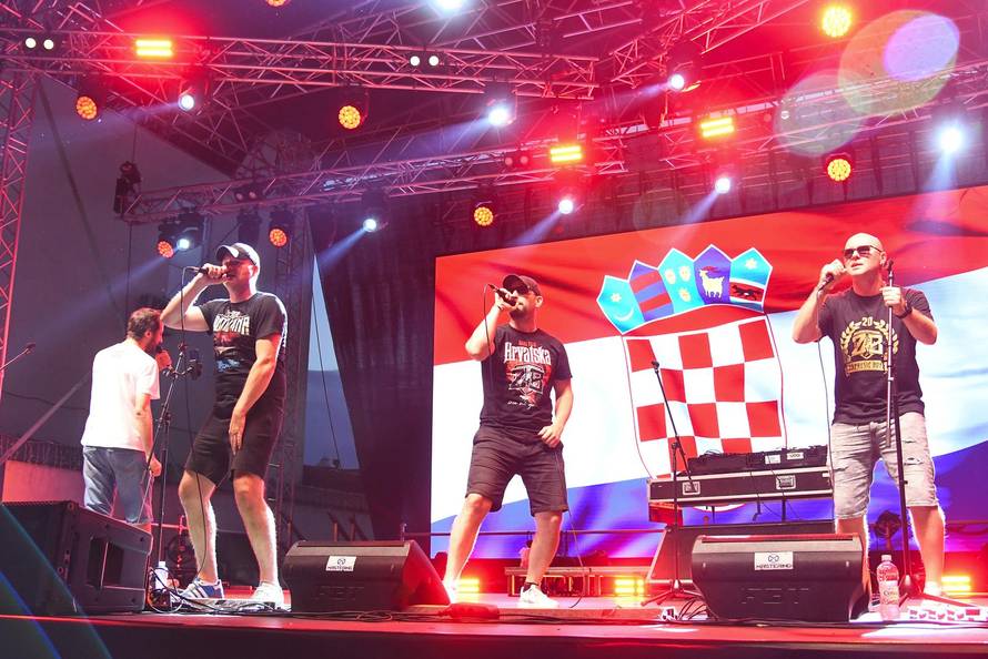 Bjelovar: Zaprešić Boysi zagrijavaju navijačku atmosferu  uoči utakmice Hrvatska - Engleska