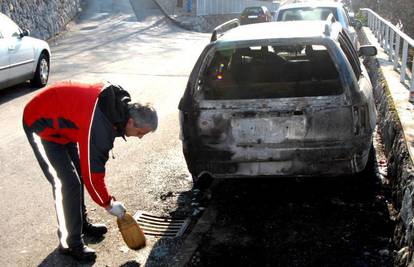 Rijeka: Vatra iz kontejnera zapalila dva parkirana auta