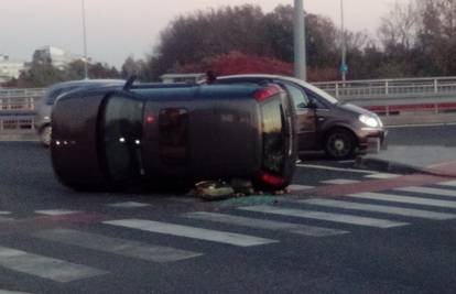 Zagreb: U prometnoj nesreći automobil se okrenuo na krov