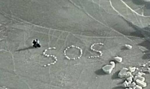 Dvoje njema&ccaron;kih turista se spasilo od smrti: Na plutaju&cacute;oj santi su ledom ispisali 'SOS'