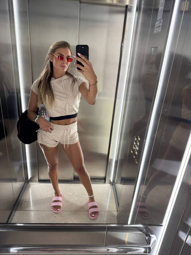 FOTO Prvu damu Hajduk TV-a ni gips nije zaustavio u teretani