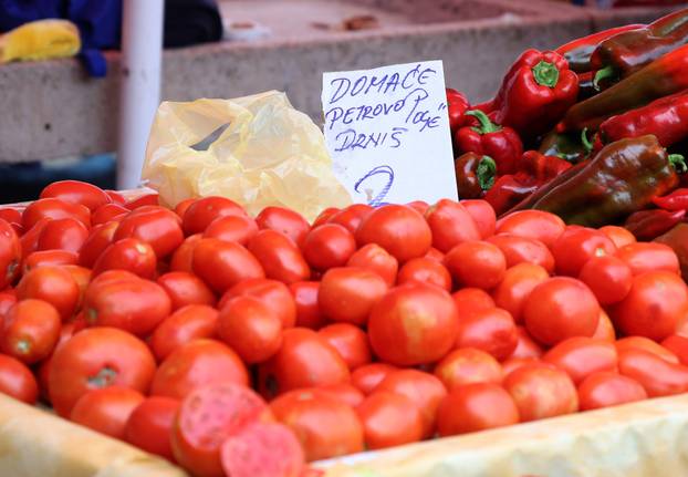 Šibenik: Ponuda vo?a i povr?a na šibenskoj tržnici