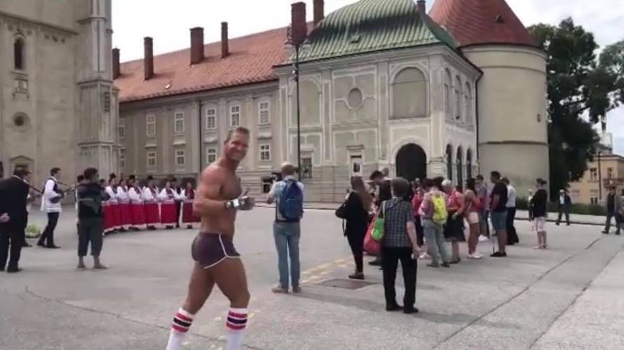 Šokirao bakice: 'Penisoslikar' se golišav rolao kod katedrale