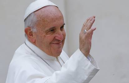 Htio doći do Pape: Rastrojeni muškarac autom probio ogradu