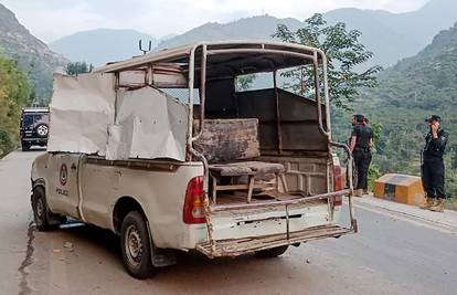 FOTO Konvoj stranih diplomata nagazio na bombu u Pakistanu: Ubijen policajac, još 4 ranjena