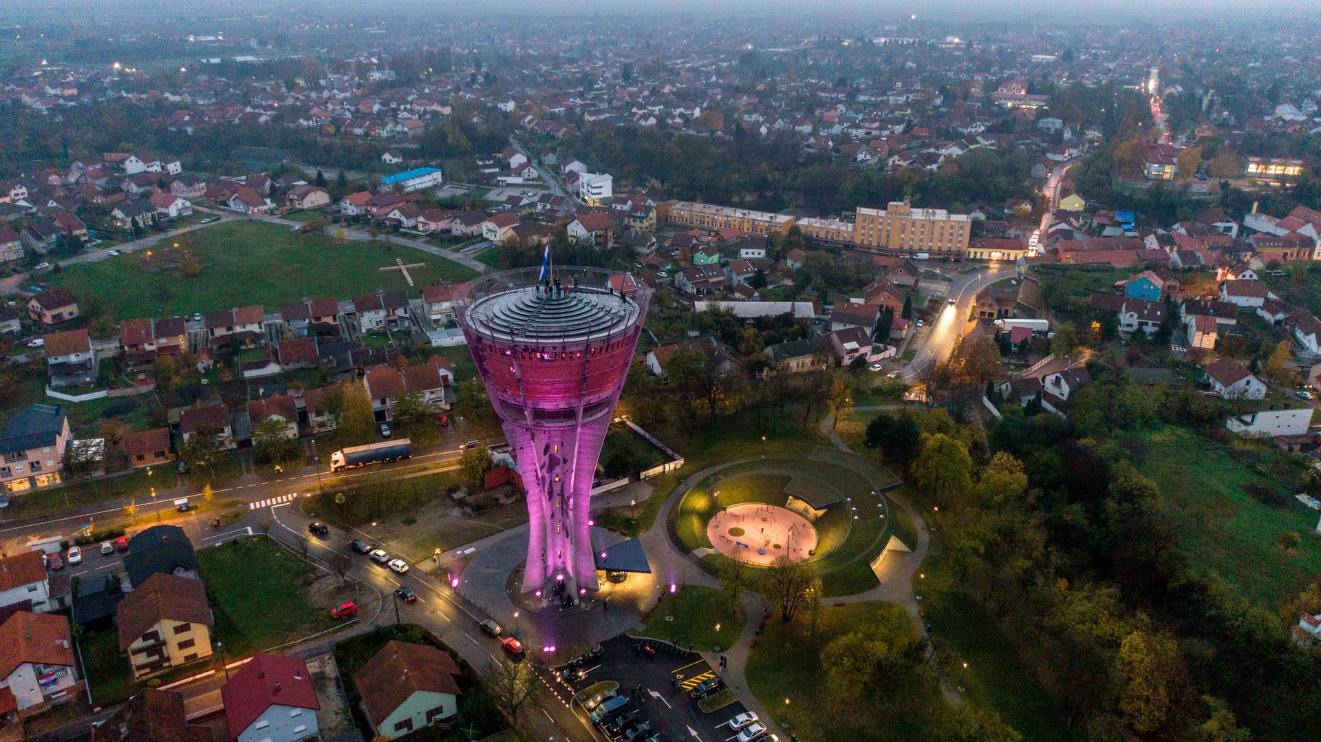 Fotografije iz zraka osvjetljenog vodotornja u Vukovaru