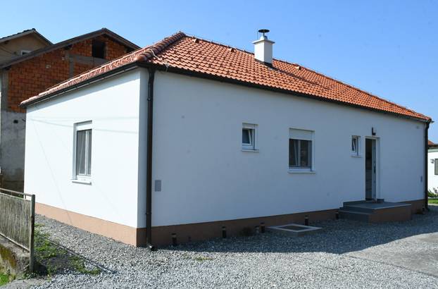 Petrinja: Ministar Bačić obišao tri obitelji koijim su izgrađene zamjenske kuće