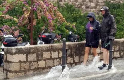 Dubrovnik ponovno potopljen: Ženu na ulici odnijela bujica 