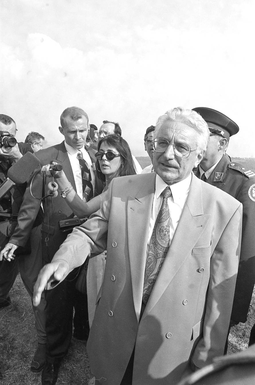 Predsjednik Franjo Tuđman s brojnim uglednicima posjetio je Grad Knin nakon VRO Oluja