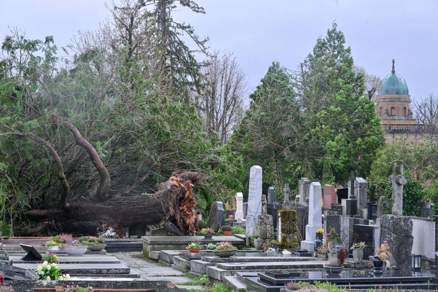 Zagreb: Teško oštećeno gradsko groblje Mirogoj
