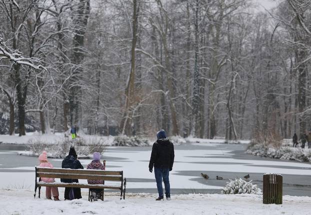 Zagreb: Maksimir, jedno od omiljenih mjesta za sanjkanje, grudanje ili šetnju po snijegu