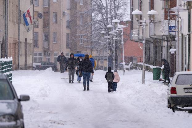 U Gospiću je izmjereno 16 cm snijega