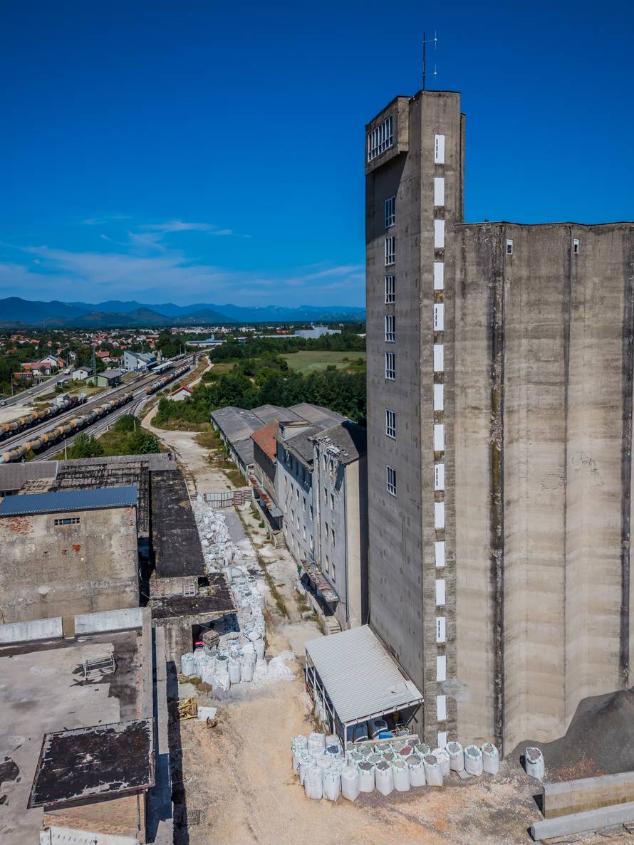 Fotografije iz zraka ilegalnog odlagališta otpada u Gospiću