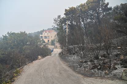 FOTO Teška noć u Tučepima: Umorni vatrogasci leže na cesti, vatra zahvatila kuće, ranč...