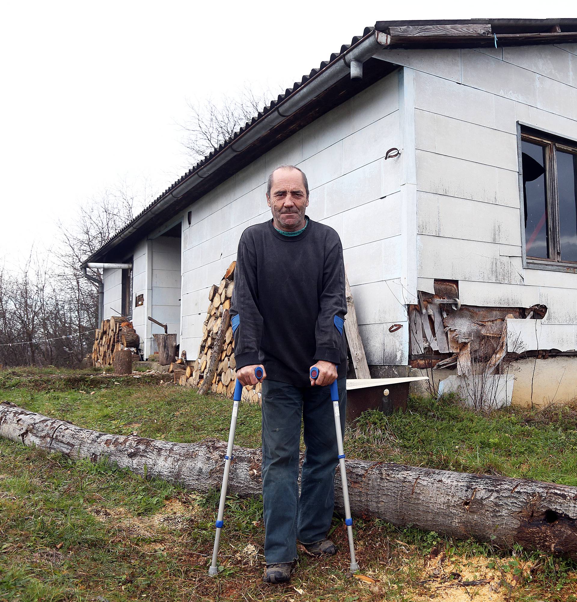 'Živim u školi u koju sam išao kao dijete. Bez struje i vode...'