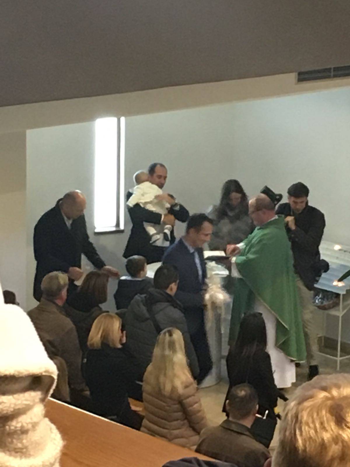 Beba Niko znatiželjno gledao u svećenika na svome krštenju