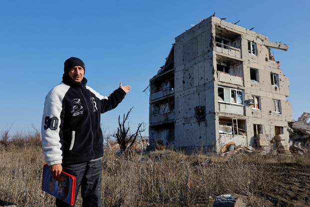 People of war-torn towns in Ukraine's Donetsk region aim to rebuild lives