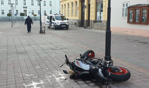 Vozio se motorom po pješačkoj zoni pa udario u rasvjetni stup