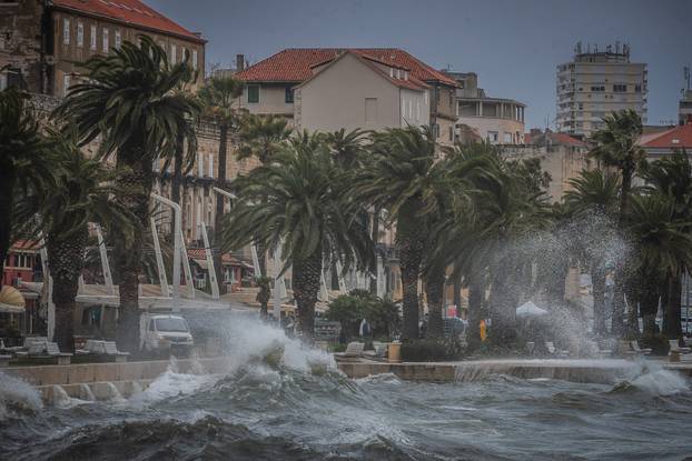 Split: Orkansko jugo potopilo rivu te stvaralo probleme u pomorskom prijevozu