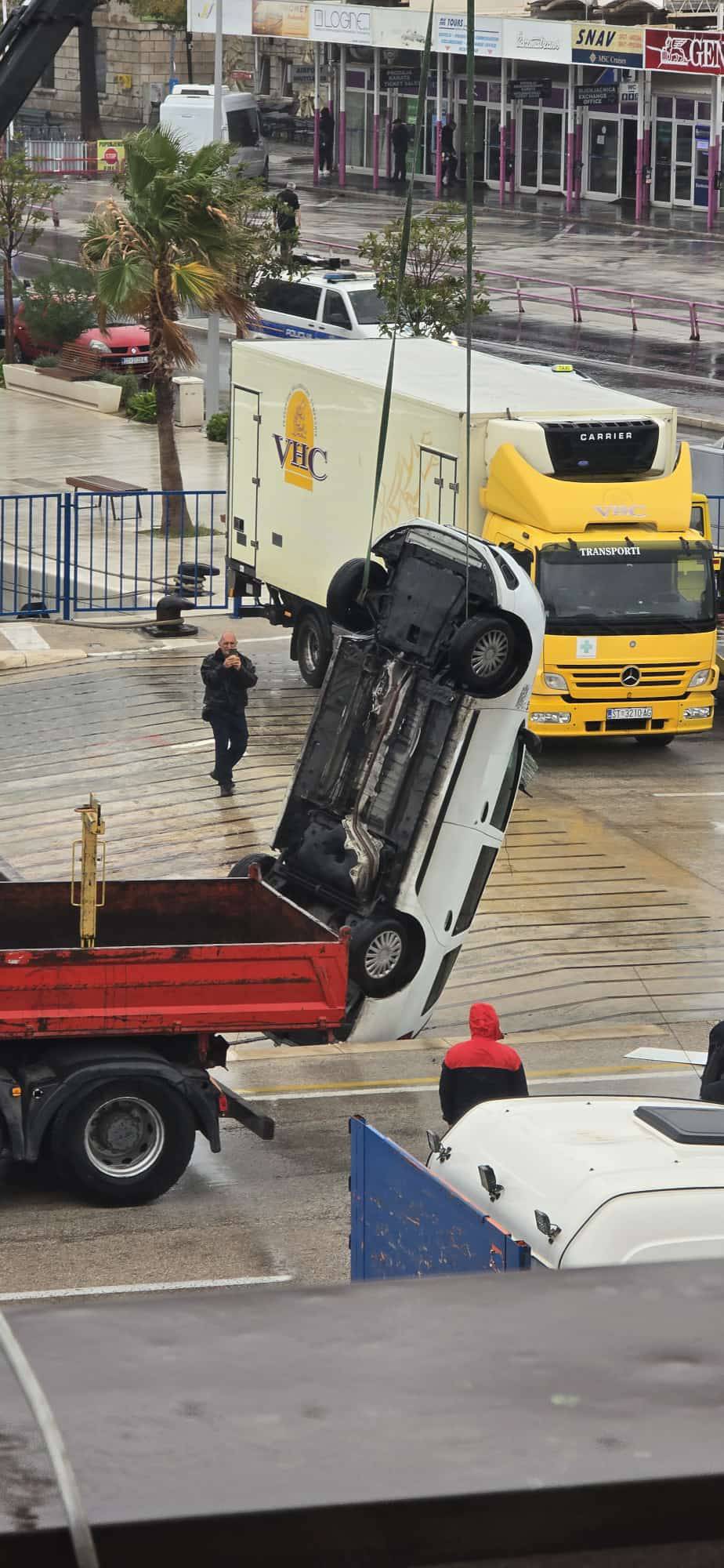 FOTO Automobil s dva putnika upao u more kod splitske luke