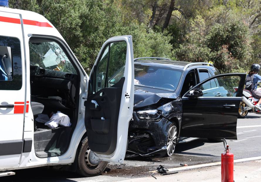 Šibenik: Sudar automobila i vozila saniteta kod Morinjskog mosta, šest osoba prevezeno u bolnicu 
