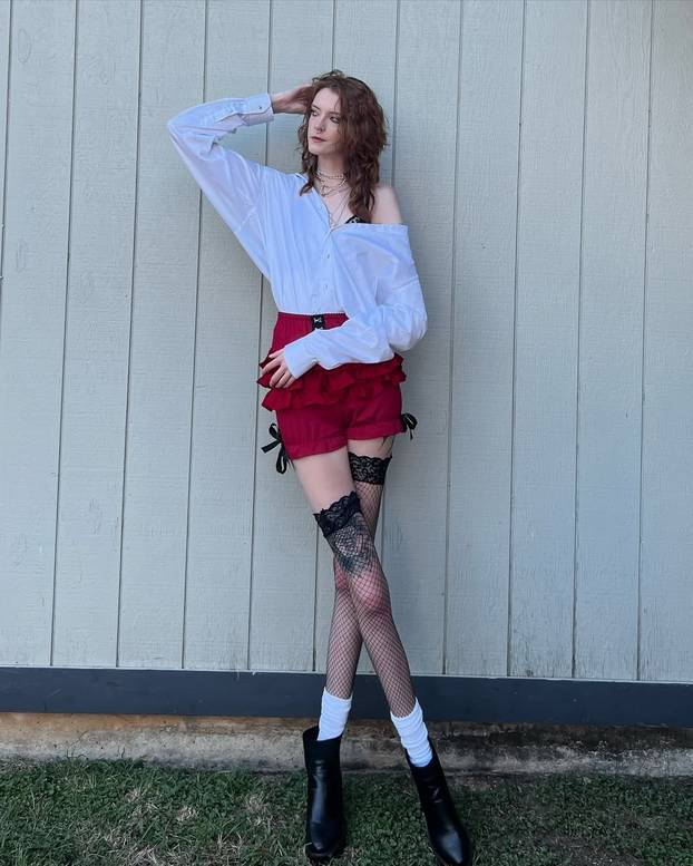 FOTO Visoka je 208 cm, a noge duže od 135: Ova influencerica ne stane ni u krevet ni u auto...