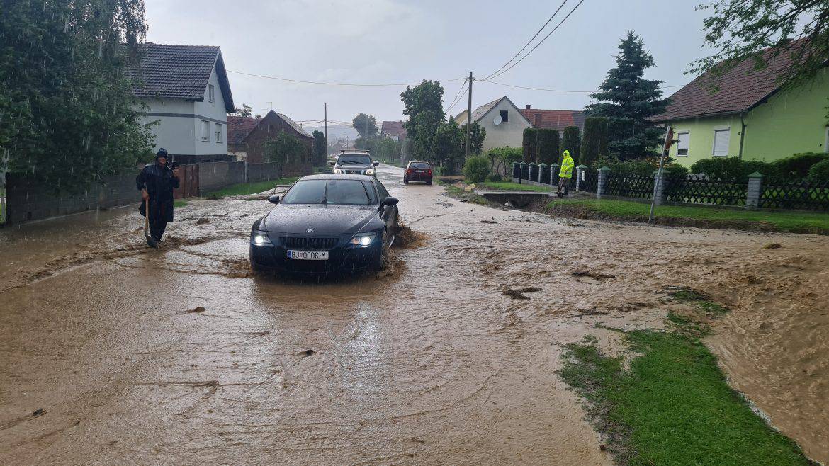 Obilna kiša je kod Pleternice poplavila ceste, dvorišta i polja