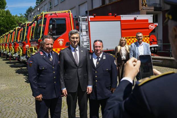 Zagreb: Svečana primopredaja vatrogasnih vozila