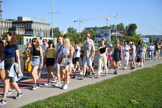 Zagreb: Na Hipodromu se okupljaju fanovi Eda Sheerana gdje će večeras održati koncert