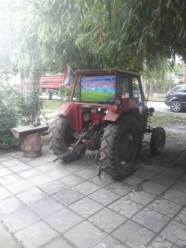 Slavonci ugradili TV u traktor pa se Vatreni gledaju i na polju