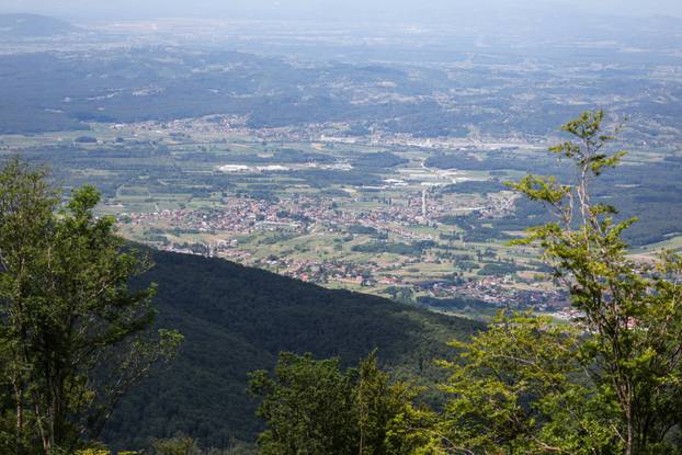 Zagreb: Panoramski pogled na Hrvatsko zagorje sa Sljemena