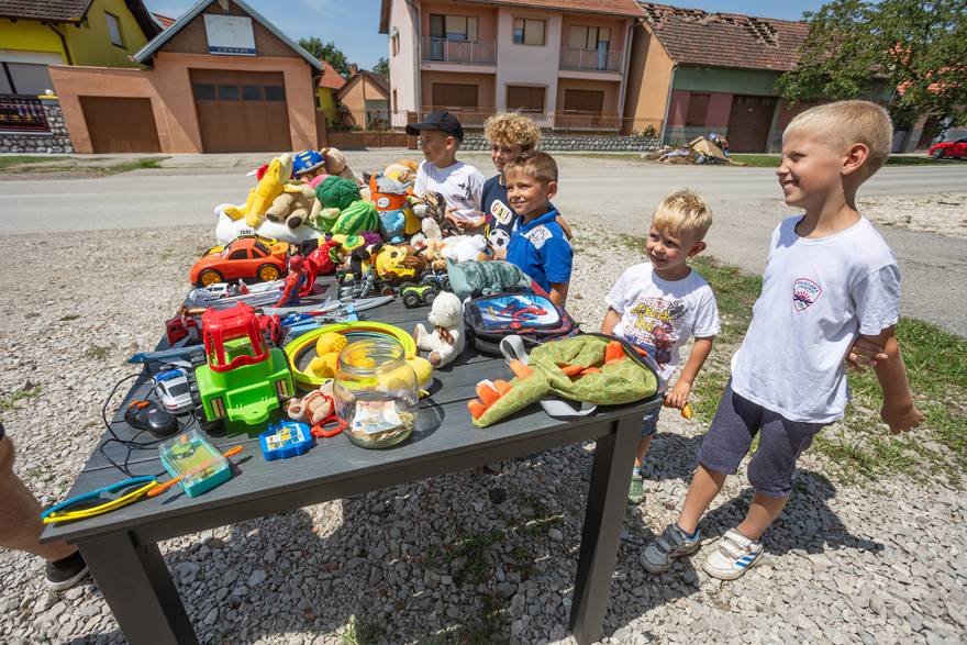 Cerna: Dječaci odlučili prodavati igračke kako bi kupili crijep za stradalnike nevremena