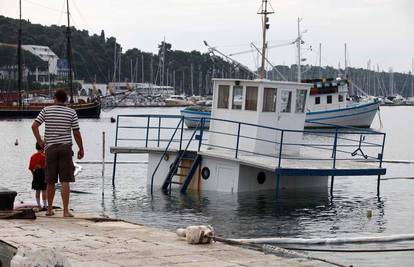 Rovinj: Potonuo brod dug 27 m, nema onečišćenja