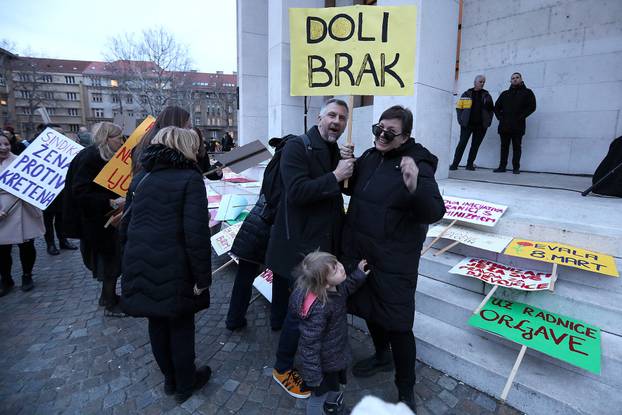 No?ni marš u Zagrebu po?eo okupljanjem na Trgu žrtava fašizma