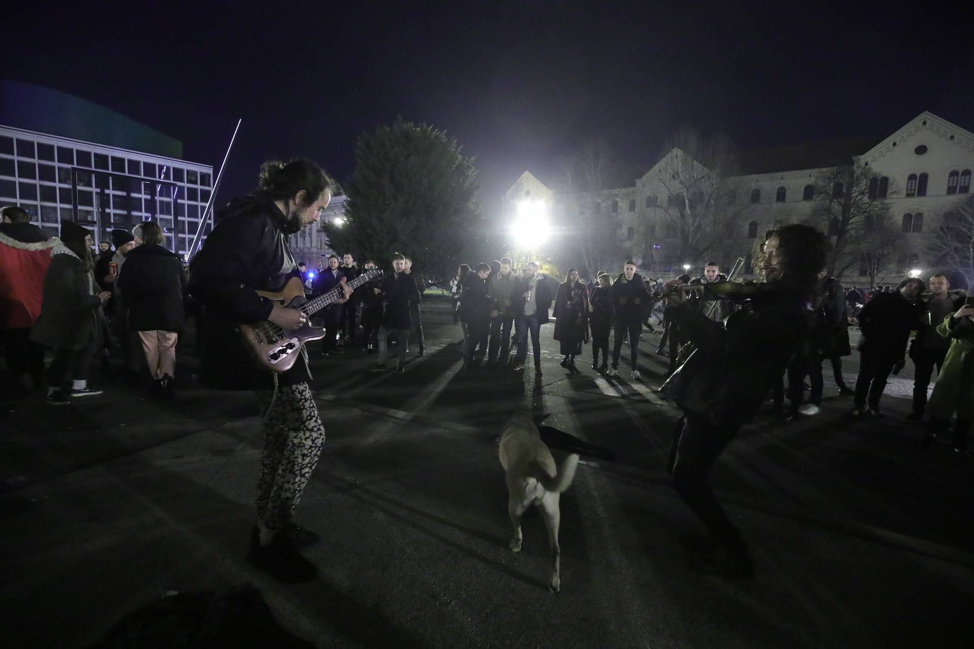 Velik broj mladih zabavlja se ispred HNK-a uz glazbu uličnih svirača