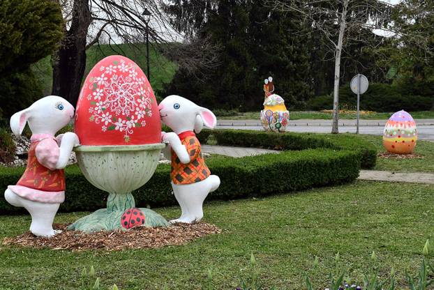 Slavonski Brod: Počelo ukrašavanje središta grada uskrsnim dekoracijama
