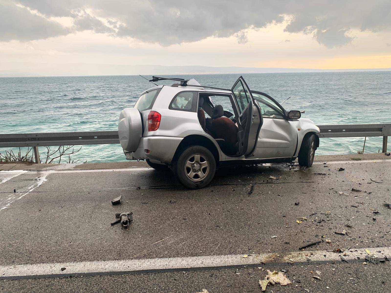 Sudar u Krilu Jesenice: Bus i auto smrskani, poginuo vozač