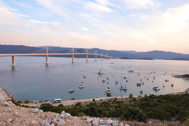 Brodovi i barke čekaju na službeno otvorenje Pelješkog mosta 