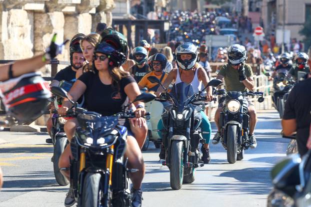 Defile motorista kroz PUlu