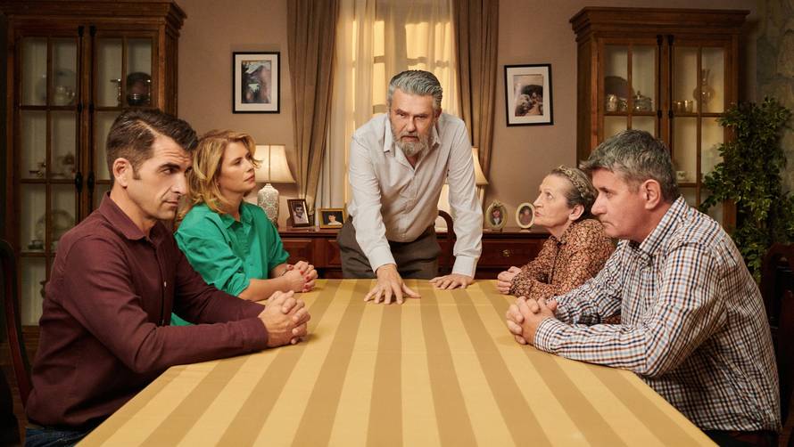 Ekipa 'Kumova' podijelila fotku iza kamera, fanovi: 'Snimite još pet sezona. Najbolja serija ikad'