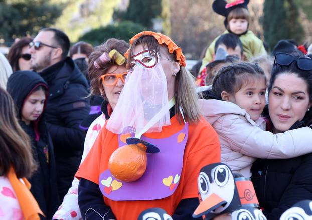 Šibenik: Maškarana povorka Šibenskog krnjevala 2026. prošetala je gradom sa 300 Dalmatinera