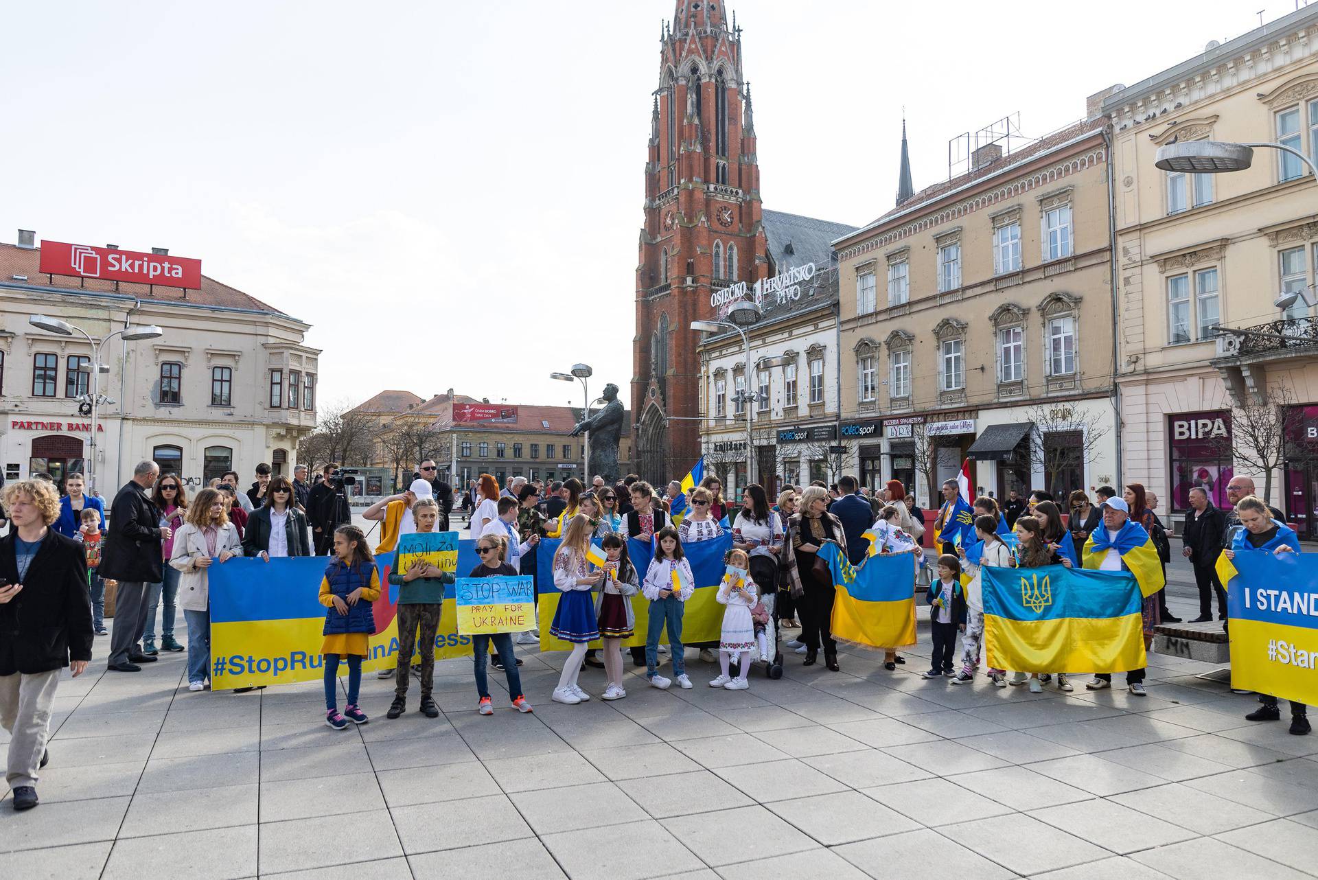 Osijek: Na glavnom gradskom trgu održan mirni prosvjed povodom mjecec dana od početka ruske invazije na Ukrajinu