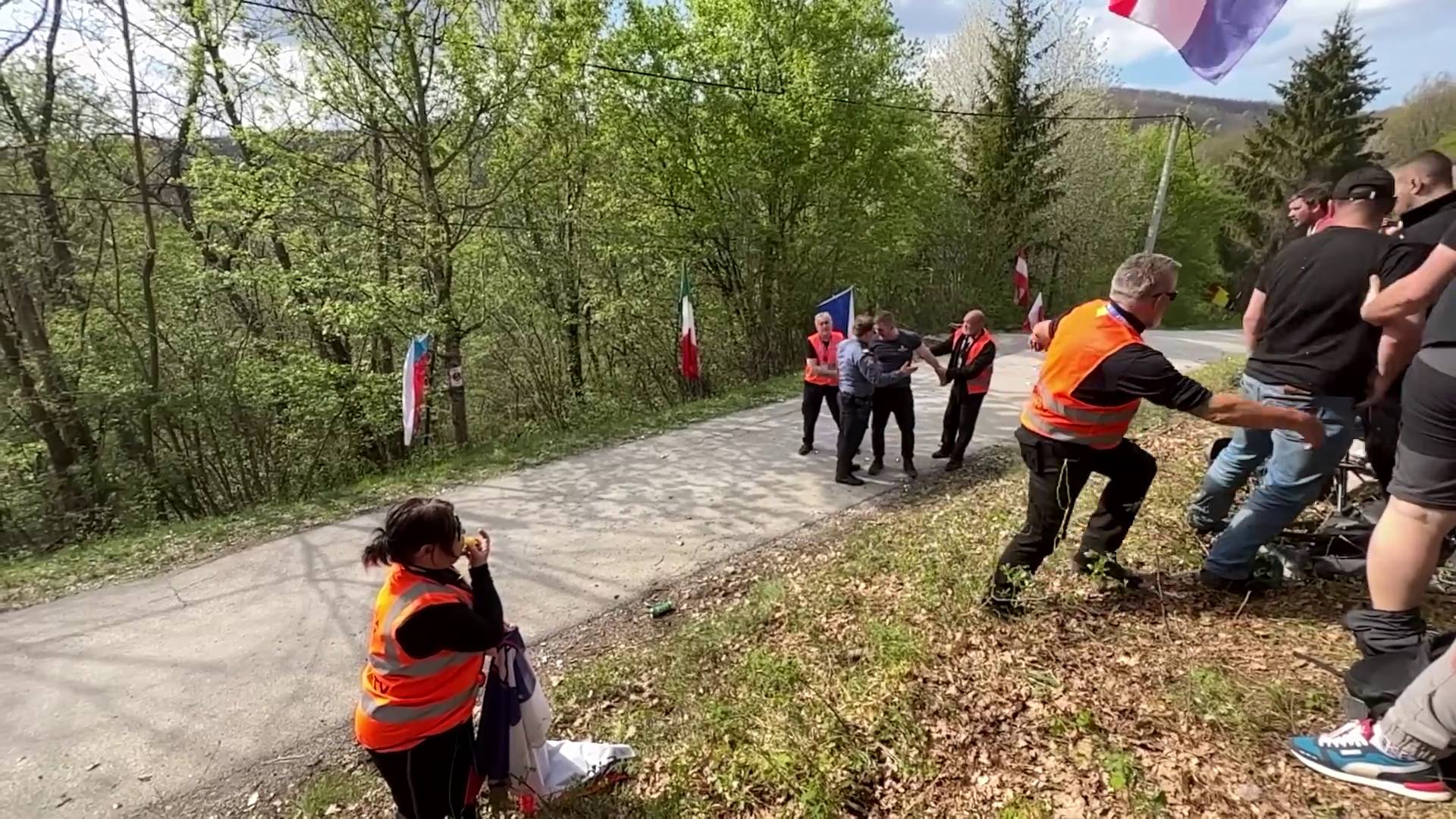 ŠOKANTAN VIDEO Navijači se tuku na stazi relija u Hrvatskoj! U zadnji tren izbjegli tragediju