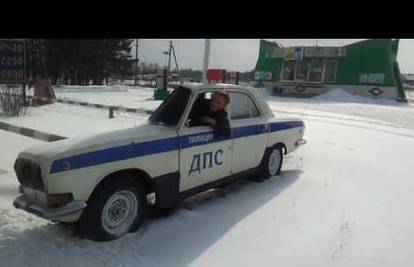 Pogledajte kako štedi ruska prometna policija u recesiji